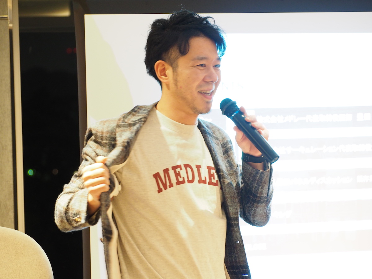 MEDLEYのTシャツを着るサーキュレーションの代表の久保田