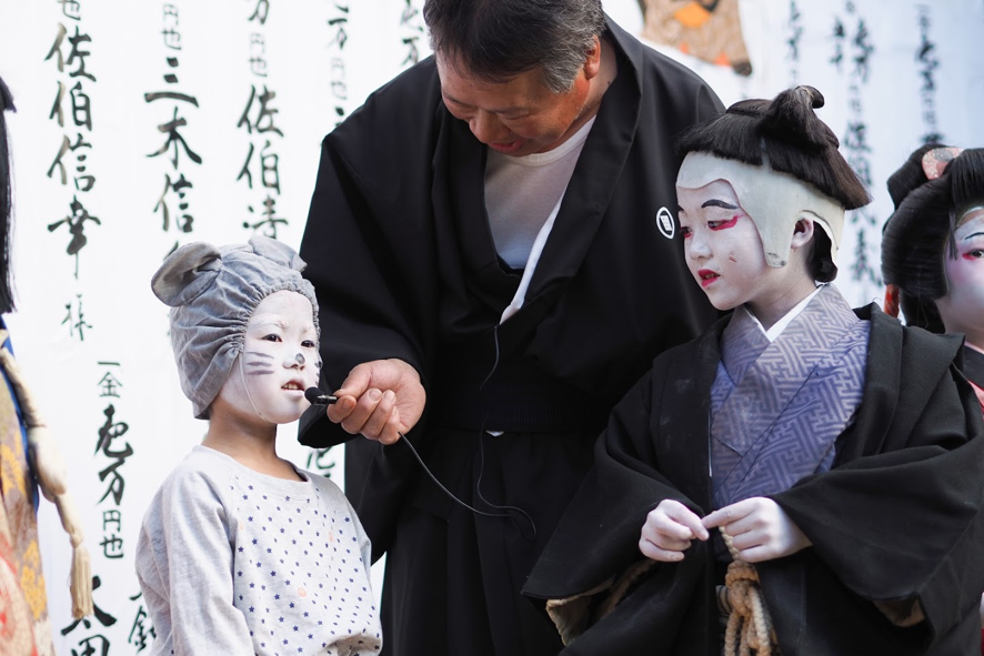 地区の農村歌舞伎で演技後の、長男と次男
